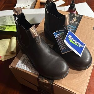 Black women’s Blundstone boots 500